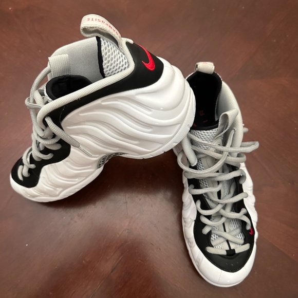 Athletic_Shoes